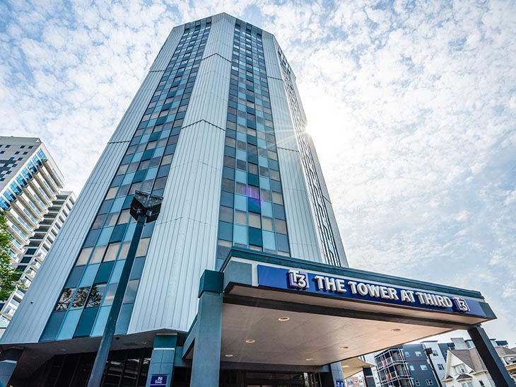 厄巴纳-香槟 - The Tower at Third公寓